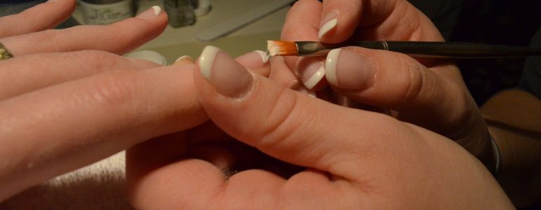 Jak zregenerować zniszczone paznokcie?